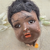 dukkehoved-sort-hår-moerkloevet-hud-gammelt-hoved